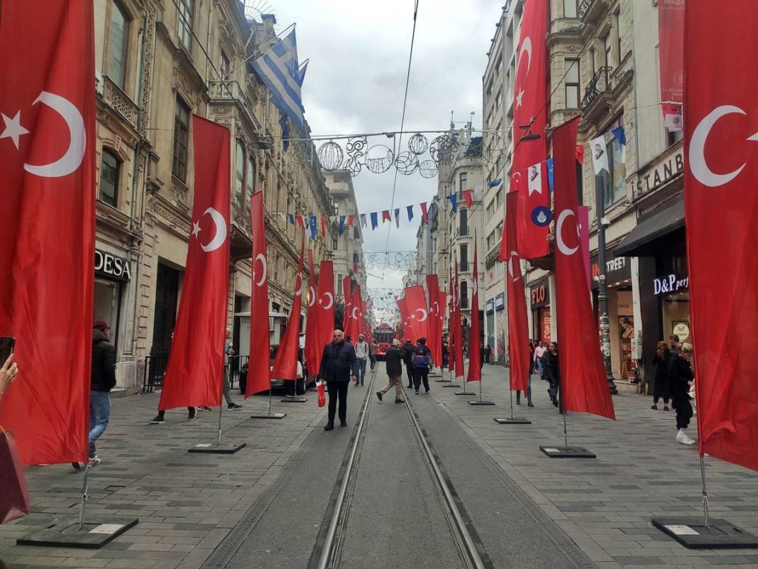 İstiklal Caddesi, Türk bayraklarıyla donatıldı 23